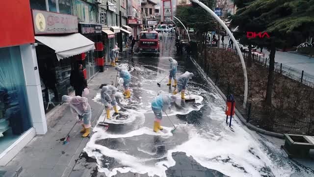 Niğde'de cadde ve kaldırımlar dezenfekte ediliyor