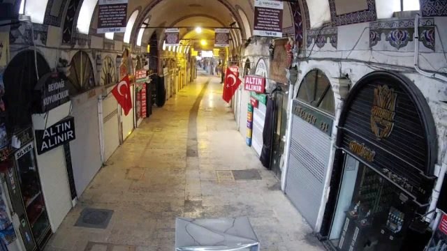 Koronavirüs nedeniyle kapatılan tarihi Kapalı Çarşı sessizliğe büründü