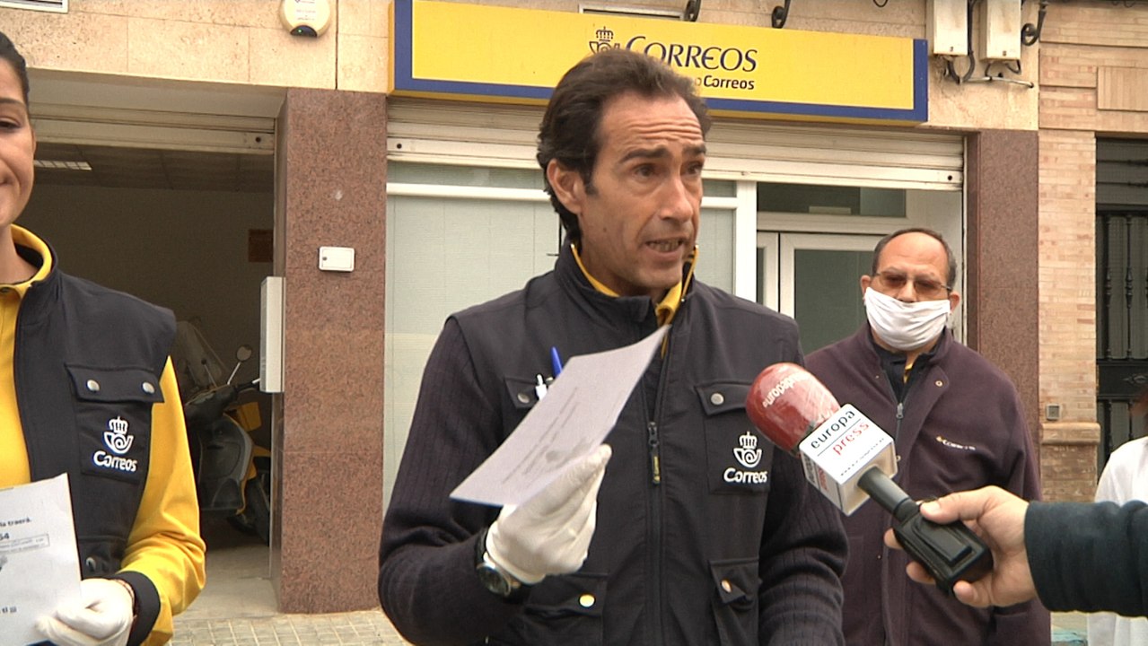Voluntario de Correos: "Los carteros conocemos a todo el mundo y sabemos qué persona está sola"
