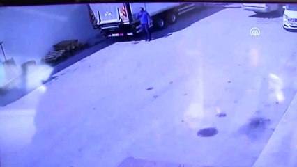 Kamyonun kapağındaki asansöre kafası sıkışan şoför öldü