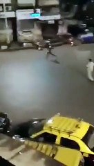 Hindistan'da polisler sokağa çıkma yasağını ihlal edenleri sopalarla dövdü