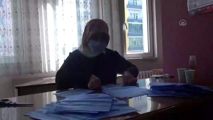 Hastanelerin maske ihtiyacını ev hanımları karşılıyor