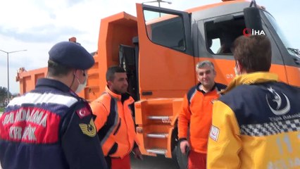 Burdur girişlerinde araçlar durdurularak vatandaşların ateşi ölçülüyor