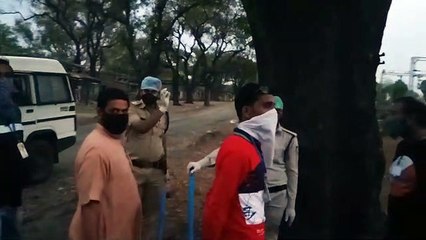 मंदसौर: झाबुआ के मजदूर कोटा की तरफ जा रहे थे पैदल, पुलिस ने बताई सोशल डिस्टेंसिंग