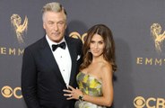 Alec e Hilaria Baldwin não discutem coronavírus na frente de seus filhos