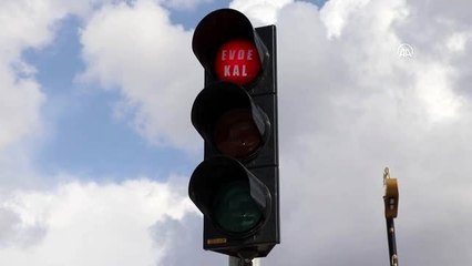 Trafik ışıklarıyla "evde kal" çağrısı