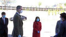 Con mascarilla y guantes: Así ha sido la visita del rey Felipe al hospital para enfermos de coronavirus de Ifema