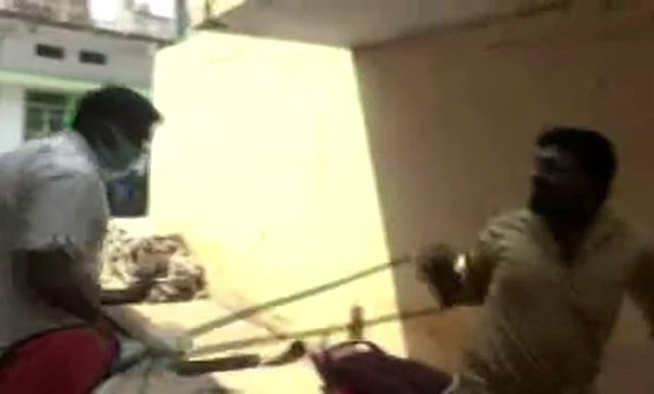 Hindistan'da sokağa çıkma yasağına uymayanlara dayak