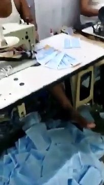 Tepki çeken görüntüler! Ürettikleri maskeler koronavirüsten daha beter