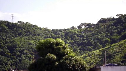 Helicóptero sobrevoando região do Morro do Macaco