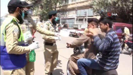 - Pakistan Camilerde Cemaatle Kılınan Namazları Yasakladı