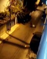 Couvre feu : Il se fait attraper par un policier qui l'oblige à faire des roulades (Vidéo)