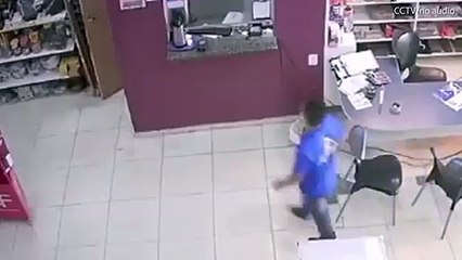 Un homme confond une machine à café avec un distributeur de gel hydroalcoolique... et se brûle les mains
