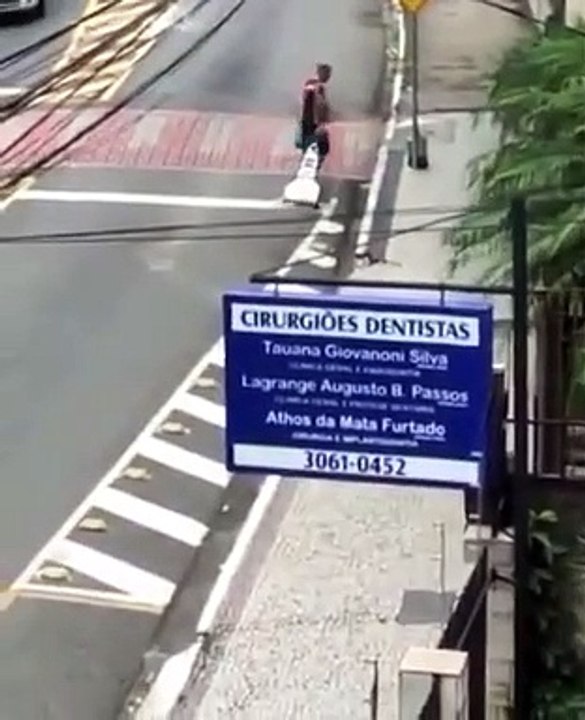 Idoso rebelde aproveita isolamento dos outros para andar de carrinho de rolamentos