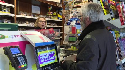 Coronavirus: à Paris, l’interminable attente devant les rares tabacs ouverts