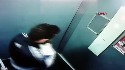 İstanbul'da asansörde tepki çeken görüntüler...