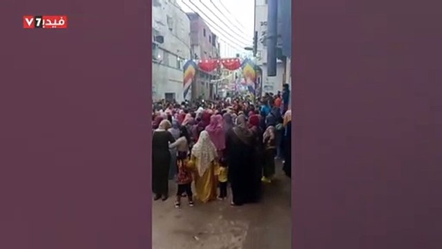 عروسان يتحايلان على إلغاء التجمعات وحظر التجوال بزفة نهارية بدمياط