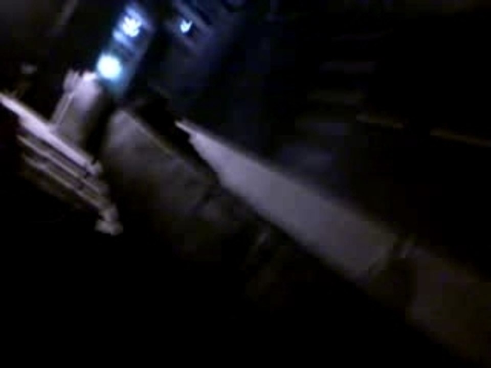 Merguez pisse en ville par un balcon