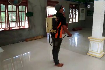 Warga Muntialo Semprot Mesjid dengan Desinfektan Cegah Corona