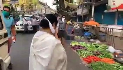 நேரடியாக களத்தில் இறங்கிய முதல்வர் மம்தா:  சாலையில் செங்கல் கல்லால் வட்டம்போட்டு வகுப்பு!