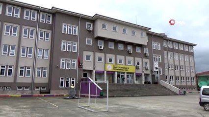 Gönüllü öğretmenler, okulda ürettikleri maskelerle korona virüs ile mücadeleye destek veriyor