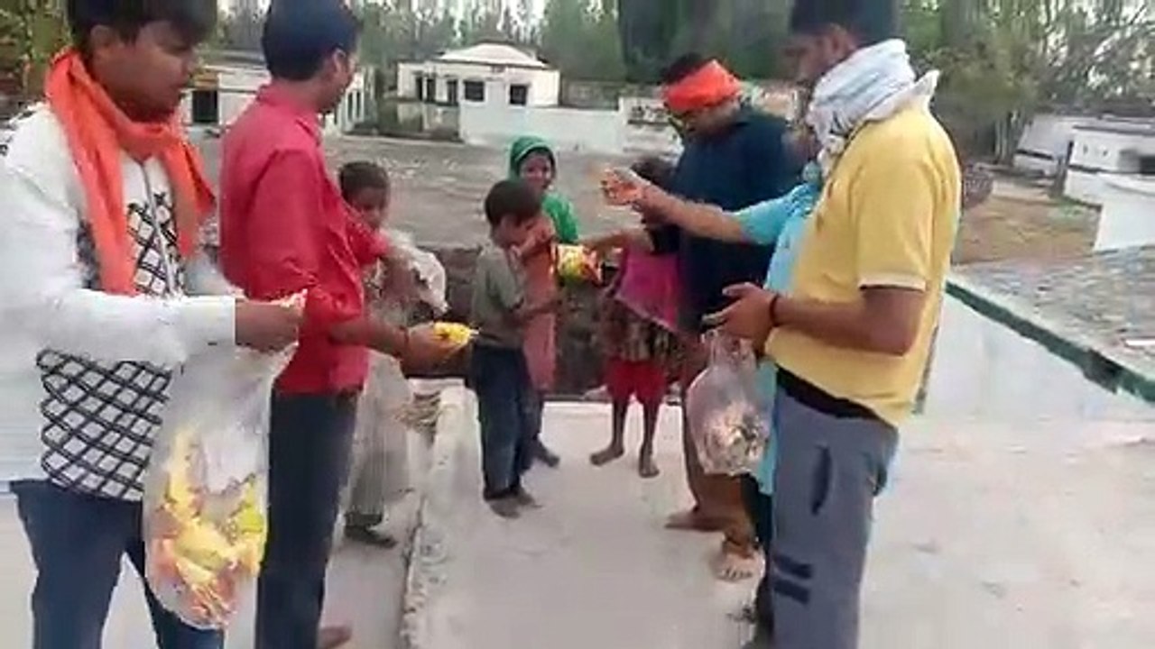 अमेठी: लॉकडाउन के दौरान विद्यार्थी परिषद ने गरीब बच्चों में वितरति किए आवश्यक सामग्री