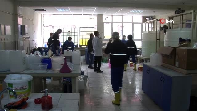 Fabrika gibi çalışan meslek lisesi 15 günde 100 tondan fazla dezenfektan üretti