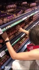 มนุษย์ป้า เลือกไข่ในซูเปอร์มาร์เกต ชาวเน็ตกุมขมับ !! บอกไม่ใช่ตลาดสดนะป้า