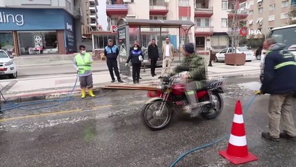 Alaşehir'de ilçeye giriş yapan araçlar dezenfekte ediliyor, sürücülerin ateşi ölçülüyor