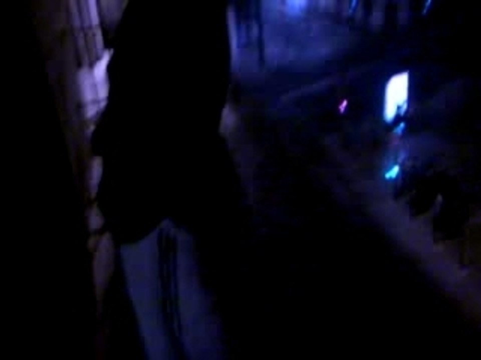 Kofi pisse en ville par un balcon