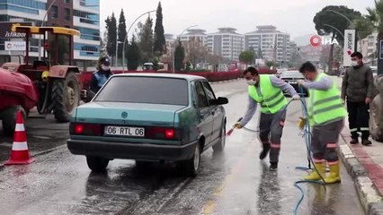 Alaşehir'de ilçeye giriş yapan araçlar dezenfekte ediliyor, sürücülerin ateşi ölçülüyor