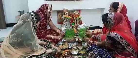 Video herunterladen: gangaur  उल्लास से मनाई गणगौर तीज, घरों में ही रस्म अदायगी