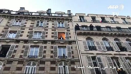 تينور يغني كل يوم في السابعة مساء من نافذة منزله في باريس