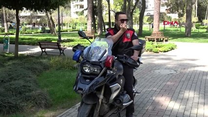 ADANA Megafonla parkta uyarı yapan polislere vatandaştan kolonya