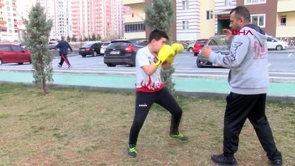 SPOR Muaythaici baba oğul koronavirüs nedeniyle antrenmanlarını parkta sürdürüyor