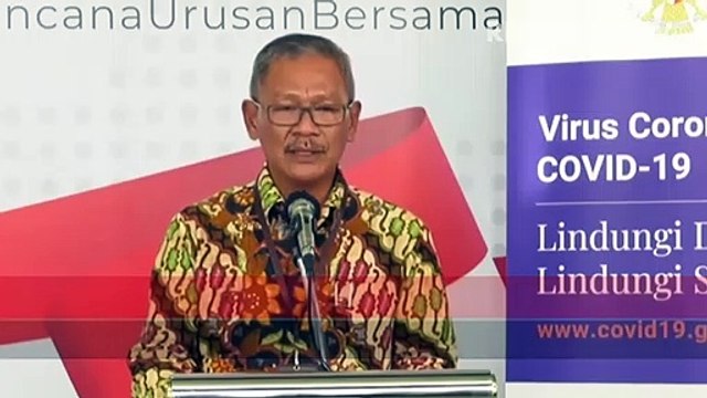 Petugas medis membawa pasien ke ruang isolasi saat simulasi penanganan pasien virus corona, ilustrasi.