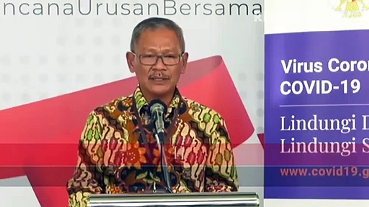 Petugas medis membawa pasien ke ruang isolasi saat simulasi penanganan pasien virus corona, ilustrasi.