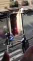 Paris : un policier en patrouille danse pour les habitants.