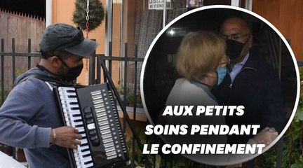 Au Chili, cet accordéoniste a trouvé le moyen d'occuper ses parents pendant le confinement