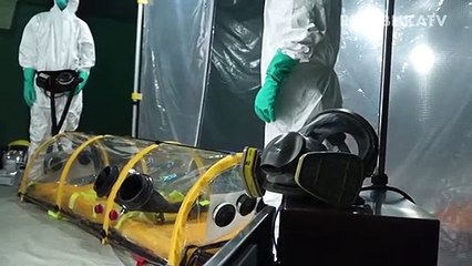 Perawat mengenakan pakaian alat pelindung diri (APD) di Ruang Isolasi Infeksi Khusus (RIIK) untuk wabah Virus Corona.
