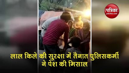 Coronavirus Lockdown: खुद के पैसे से राशन खरीद कर पुलिसकर्मी ने झुग्गियों में बांटा अनाज
