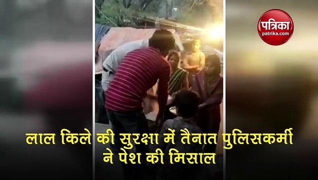 Coronavirus Lockdown: खुद के पैसे से राशन खरीद कर पुलिसकर्मी ने झुग्गियों में बांटा अनाज