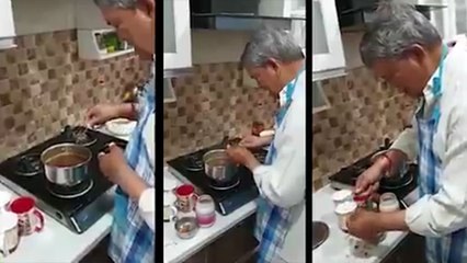 लॉकडाउन में पूर्व सीएम हरीश रावत ने चाय बनाते हुए बताया- यही है मेरे साइनस और गले में खिचखिच की दवा