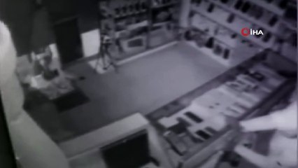 Fatih'te 11 telefon çalan hırsızlar kamerada