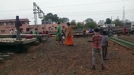 शामगढ़ रेल पटरी के सहारे चल कर अपने घर जा रही है जिंदगी