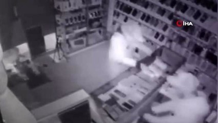 Fatih'te 11 telefon çalan hırsızlar kamerada