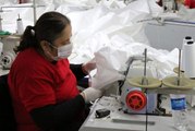 Tekstil üretimini durdurup sağlıkçılar için tulum üretmeye başladılar