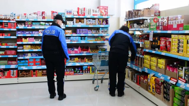 Elazığ polisi hem alışveriş yapıyor, hem sokakta vatandaşı uyarıyor