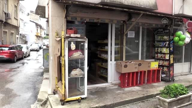 Gizli hayırsever iki bakkalın veresiye defterini satın aldı