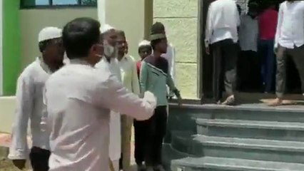 Lockdown के दौरान मस्जिद में पढ़ने पहुंचे नमाज फिर पुलिस ने जो किया वो....Viral Video | Boldsky